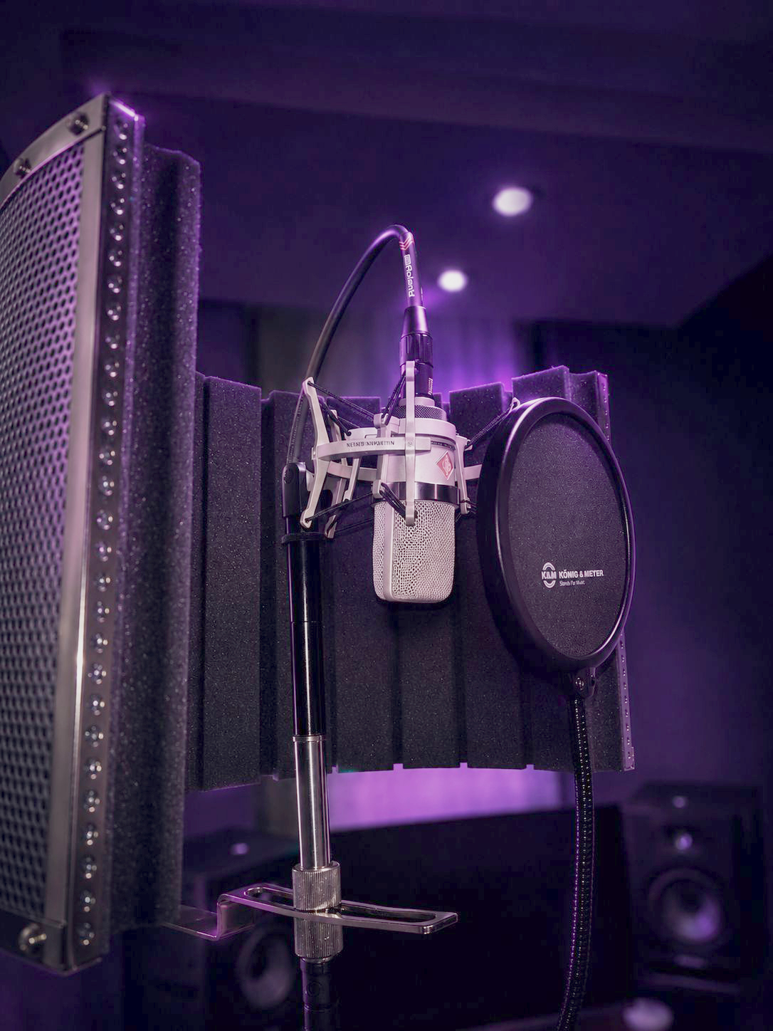 Micrófono de estudio en la sala de grabación de Phase-19 Studio, Getafe